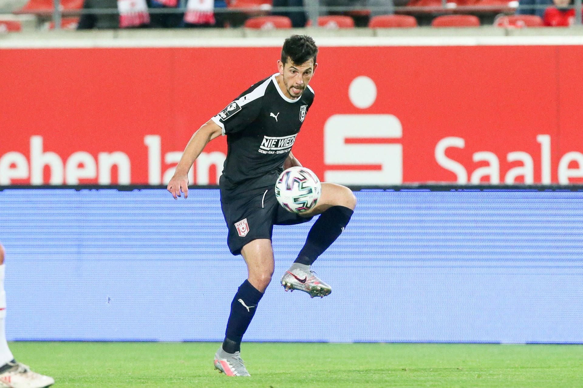 Weil dem MSV Duisburg zahlreiche Spieler fehlen, soll die Partie gegen den Halleschen FC verlegt werden.