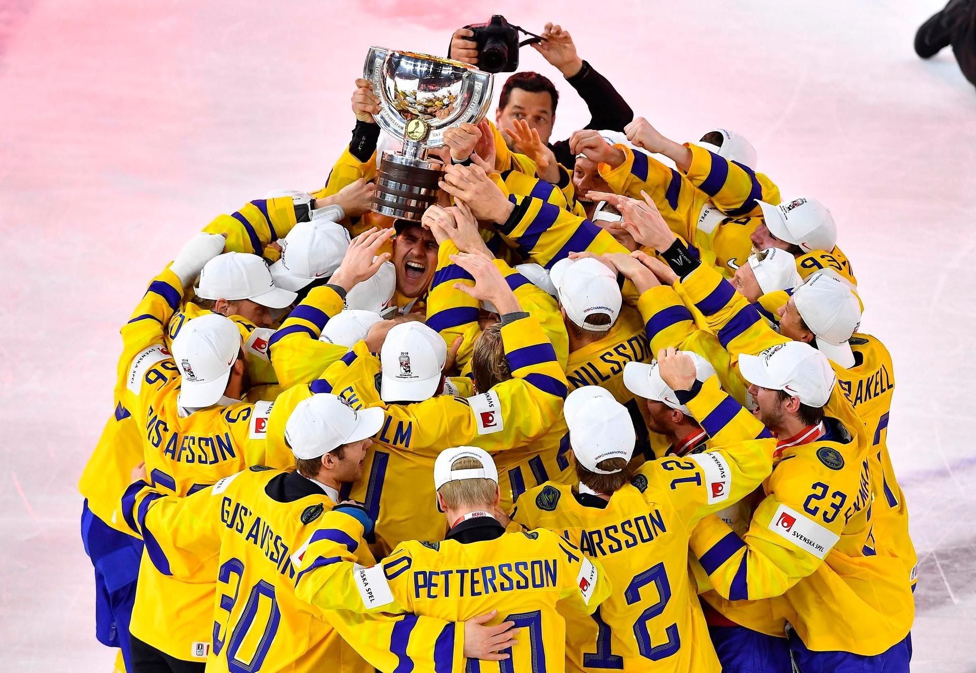 Feiern den WM-Titel: die schwedische Eishockey-Nationalmannschaft.