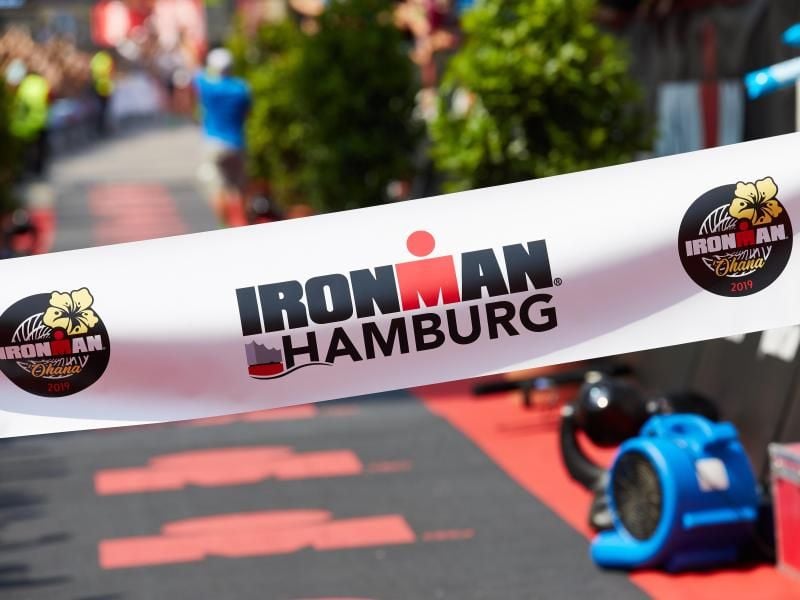 Das Banner mit der Aufschrift „Ironman Hamburg” hängt über der Ziellinie. Foto: Georg Wendt/dpa/Archivbild
