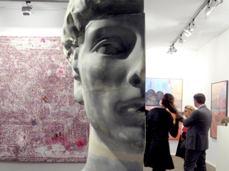 Blick in die Galerie Meessen de Clercq mit der Skulptur „Dechet indexe - Forgotten” von Benoit Maire. Sie ist Teil der Kunstmesse Brafa, die zum 64. Mal stattfindet und zu den ältesten Kunst- und Antiquitätenmessen gehört. Dieses Jahr sind gleich 16 Aussteller neu mit dabei. Foto: Sabine Glaubitz