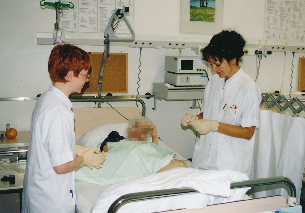 Schwester Jeannette (rechts) - noch ganz am Anfang ihrer beruflichen Laufbahn - versorgt in der Fährstraße eine Patientin.
