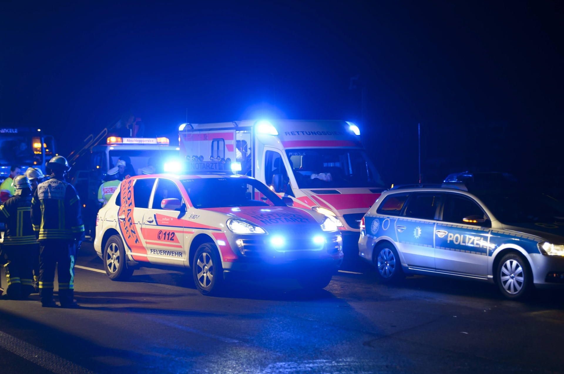 Rettungskräfte und Polizei im Einsatz.