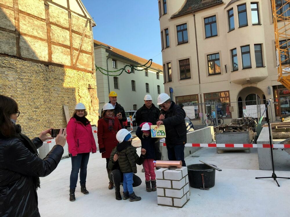 Awo-Kreisverbandschef Erhard Hellwig-Kühn mit der Kinderzeichnung, die nun gleich den Weg in die Hülse finden wird, wie diverse andere Dokumente anlässlich der Grundsteinlegung für die neue Kita „Buddelflink“