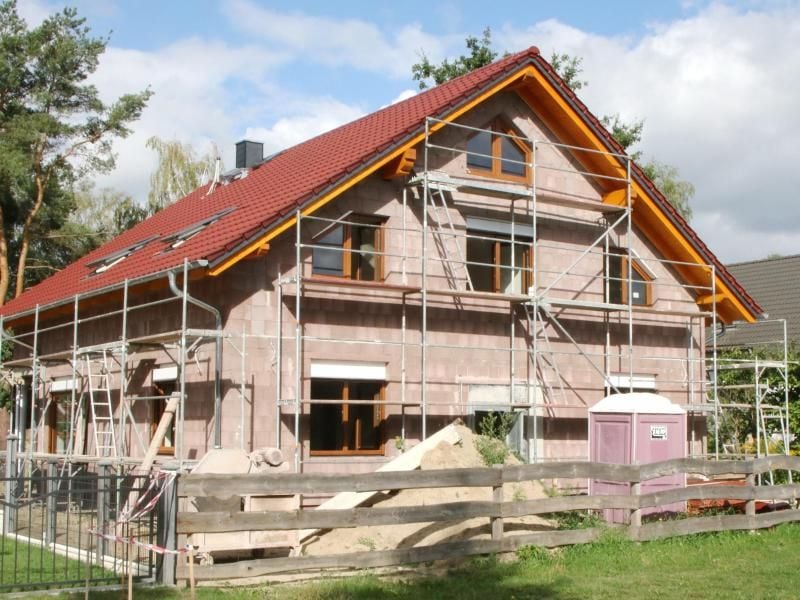 Immobilienkredite sind derzeit zwar grundsätzlich günstig - wer aber nur wenig Eigenkapital mitbringt, muss doch tiefer in die Tasche greifen. Foto: Nestor Bachmann/dpa-tmn