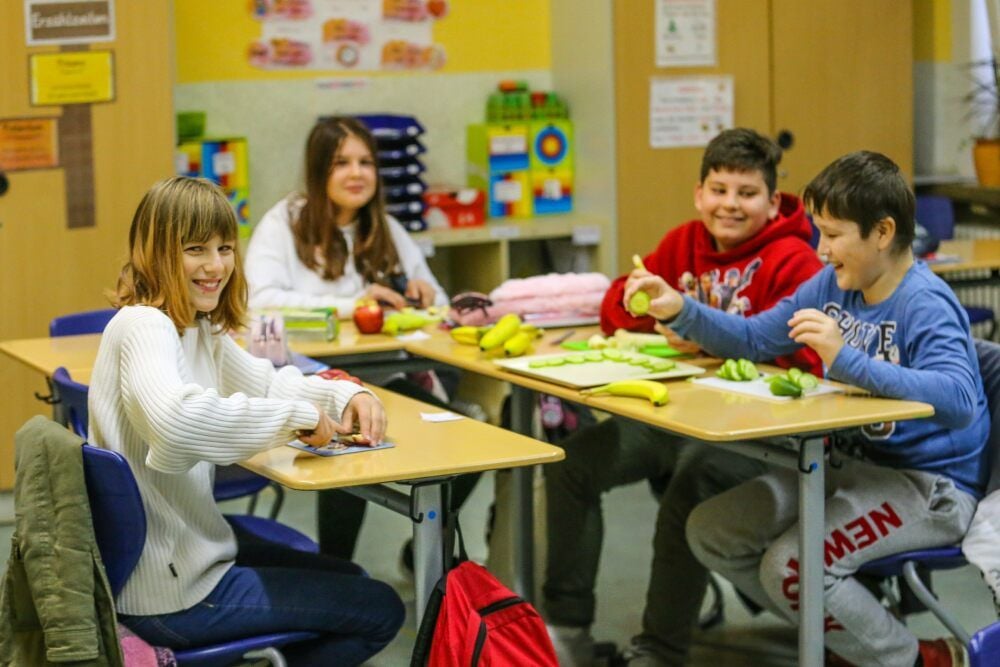 Bevor es auch in der Klasse 6b der Förderschule „Am Südpark“ in Merseburg das gesunde Frühstück gibt, müssen die „Diensthabenden“ ran. Leonie, Leonie-Sophie, Luca und Maximilian (v.l.) schneiden das eingekaufte Obst und Gemüse in mundgerechte Happen.