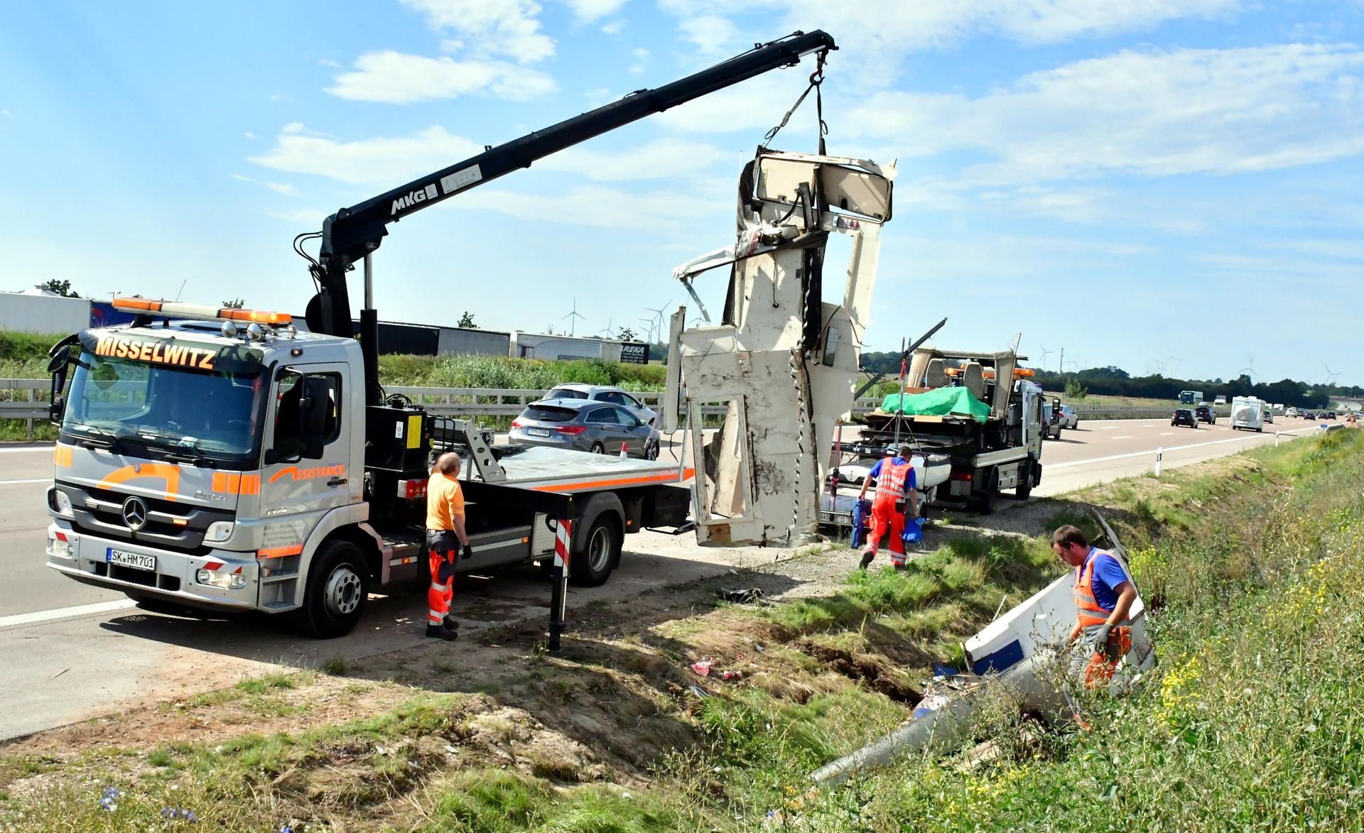 Auf der A9 ist es in der Nacht zum Sonntag (30. Juli 2017) zu einem schweren Unfall gekommen. Dabei starb ein Mensch.