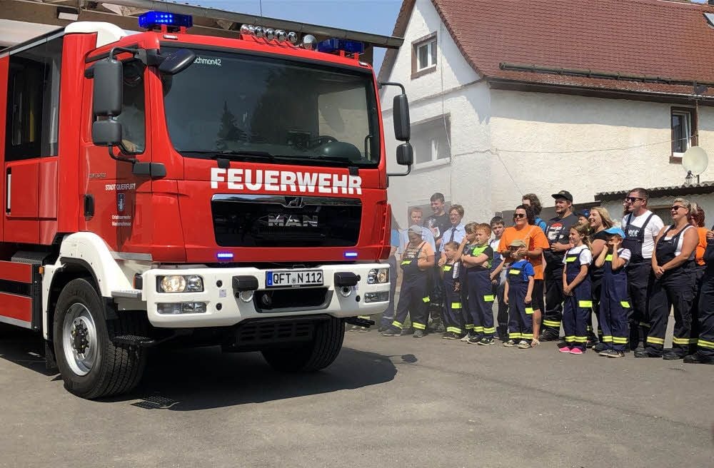 Im Beisein vieler Feuerwehrmitglieder wurde das neue Fahrzeug der Wehr Niederschmon in Dienst gestellt.