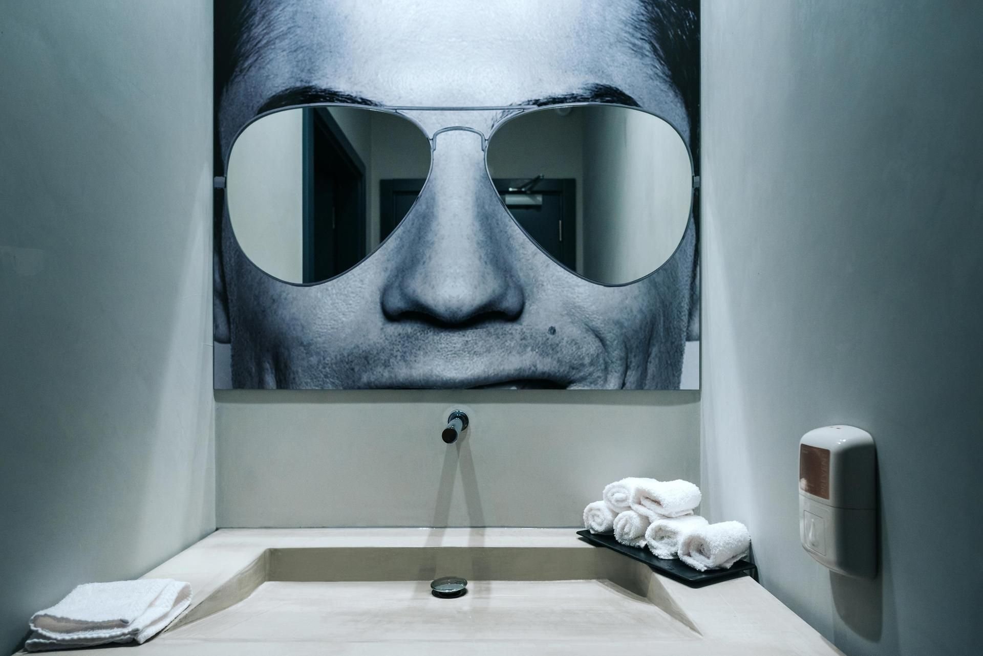 Ronaldo-Spiegel im Hotel-Badezimmer