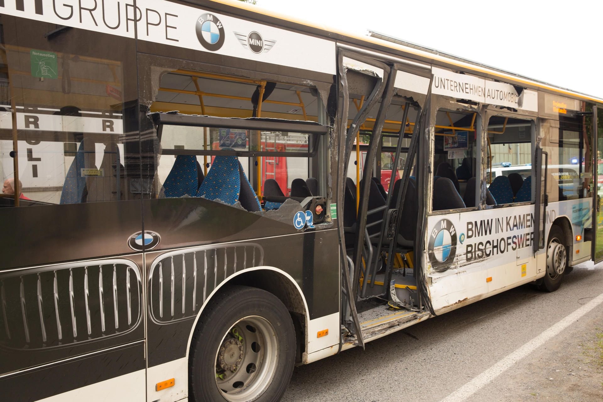 Beim Zusammenstoß von einem Linienbus und einem Sattelschlepper sind am Freitag in Pulsnitz (Landkreis Bautzen) 15 Kinder und der Lkw-Fahrer verletzt worden.