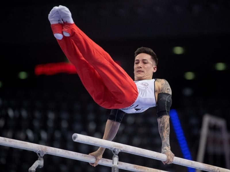 Will bei der EM mit seinem Können überzeugen: Marcel Nguyen turnt am Barren. Foto: Marijan Murat/dpa