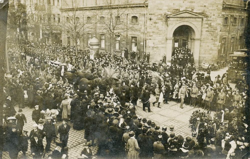 Trauerzug 1916 durch Dessau zur Beisetzung Oswald Boelckes