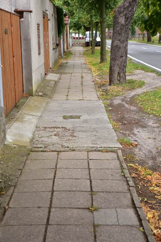 Der Fußweg in der Mildenseer Straße ist in miserablem Zustand.