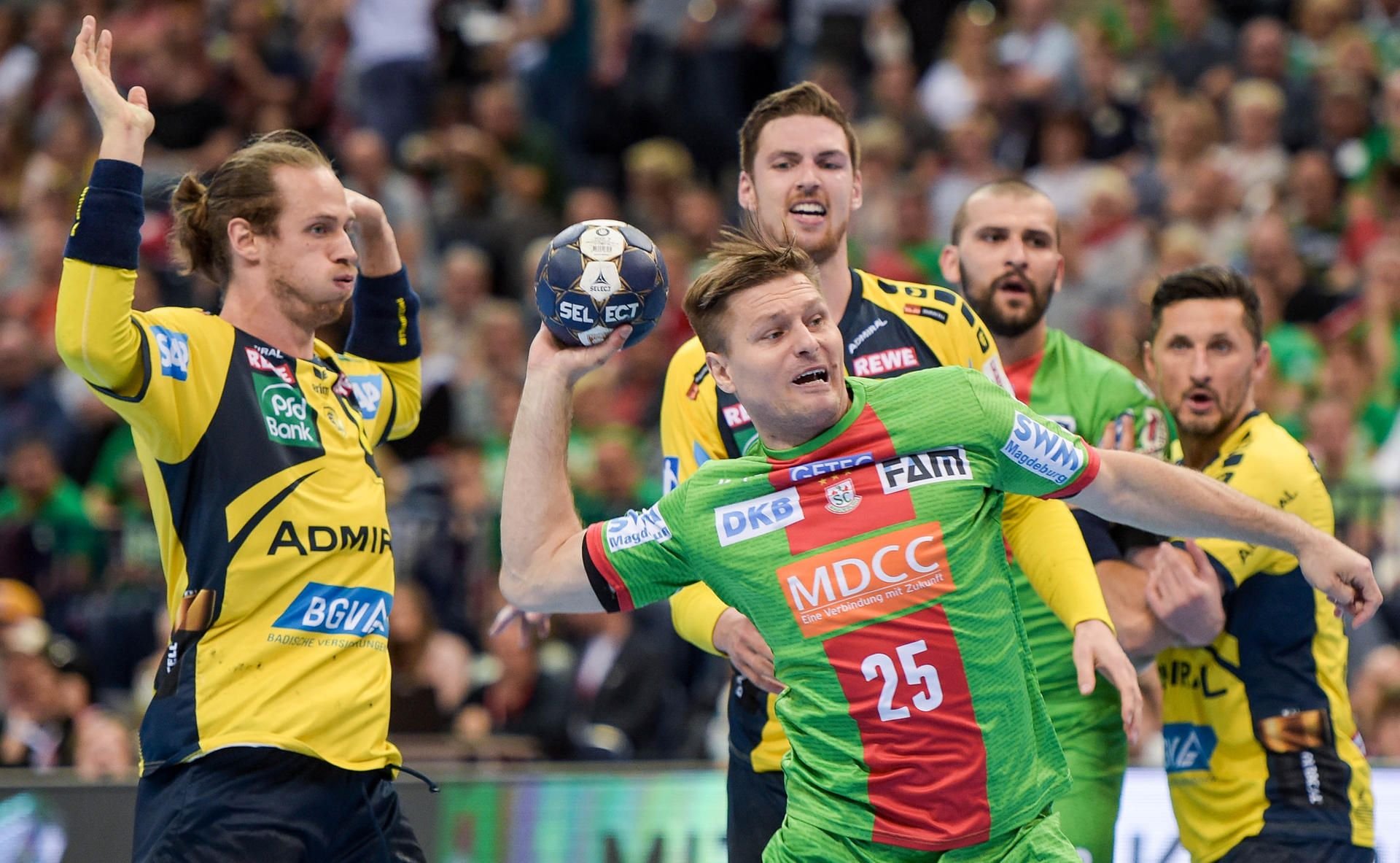 Magdeburgs Marko Bezjak wirft gegen die Rhein-Neckar Löwen aufs Tor.
