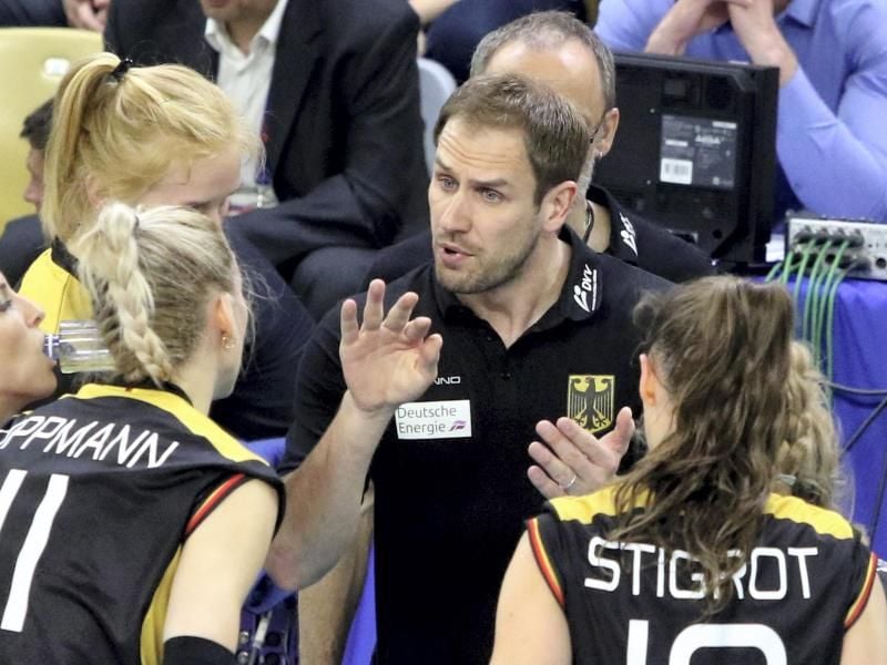 Bundestrainer Felix Koslowski (M) holte mit den deutschen Volleyballerinnen einen Sieg über Brasilien. Foto (Archiv): Krzysztof Swiderski/PAP Foto: Krzysztof Œwiderski