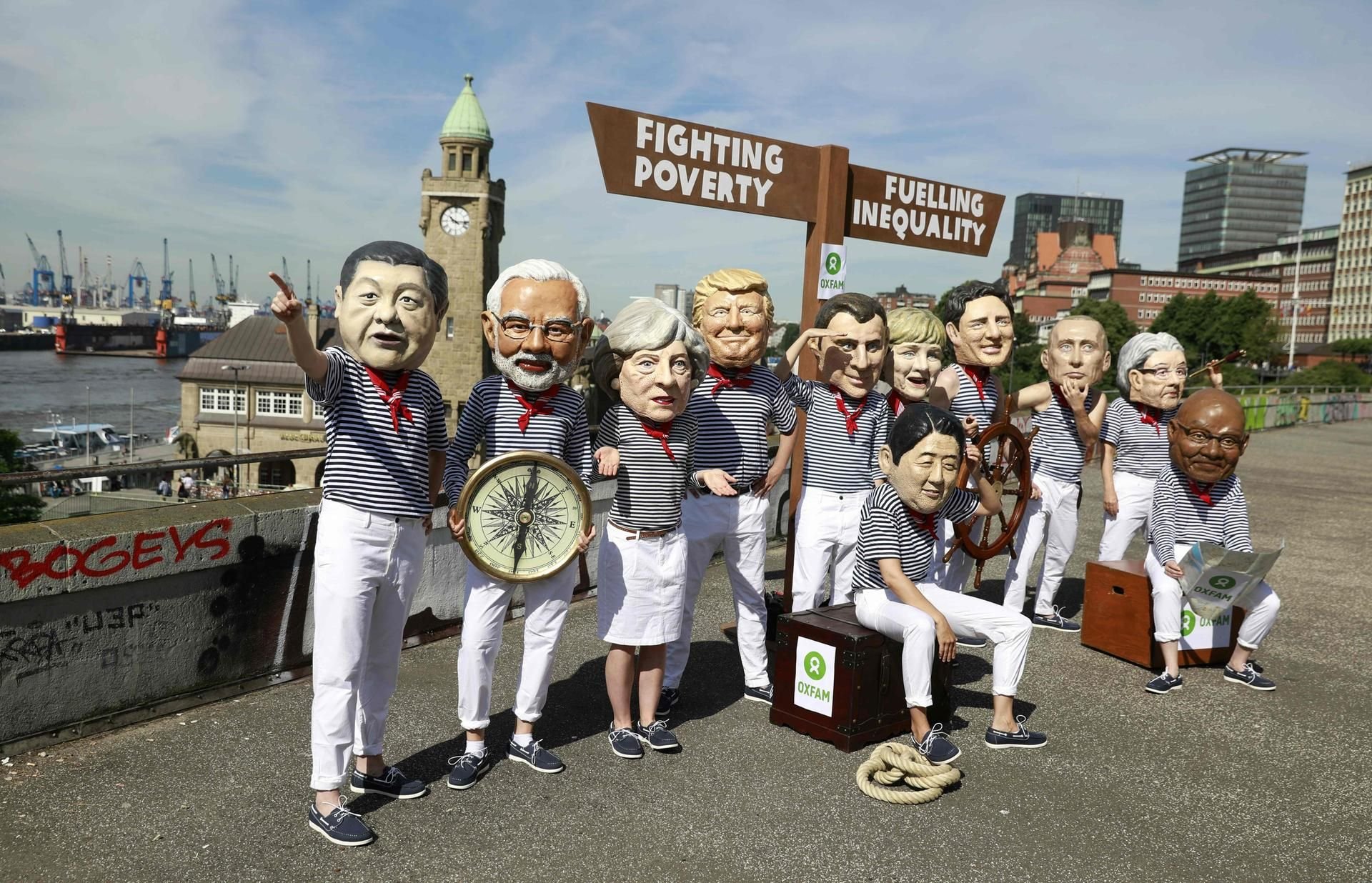 Bei einer Protest-Performance verkleideten sich Aktivisten als die Staats-und Regierungschefs, die zum G20-Gipfel nach Hamburg kommen.