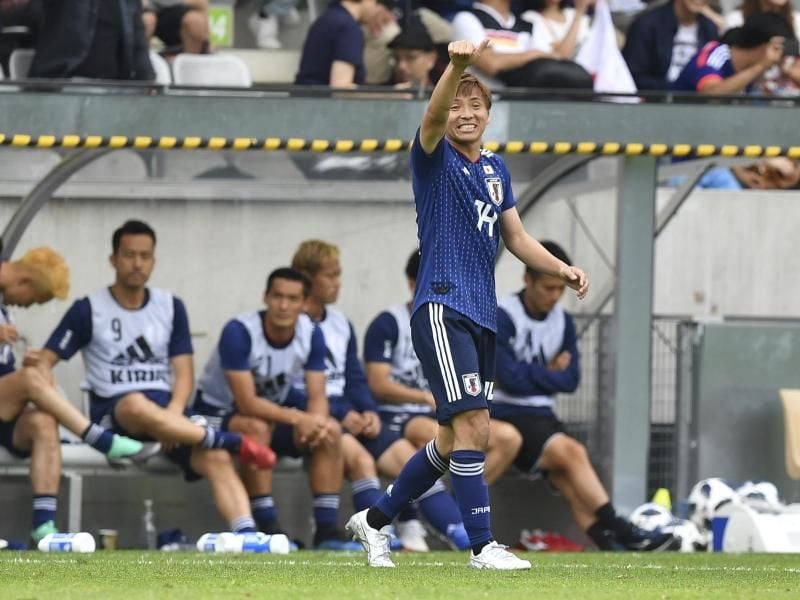 Ex-Bundesliga-Profi Takashi Inui bejubelt seinen Treffer im WM-Test Japans gegen Paraguay. Foto: Kerstin Joensson/AP