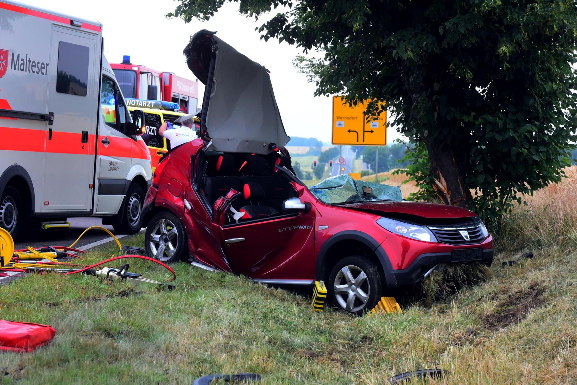 Auf der B91 bei Nessa ist eine 55-jährige Autofahrerin tödlich verunglückt.