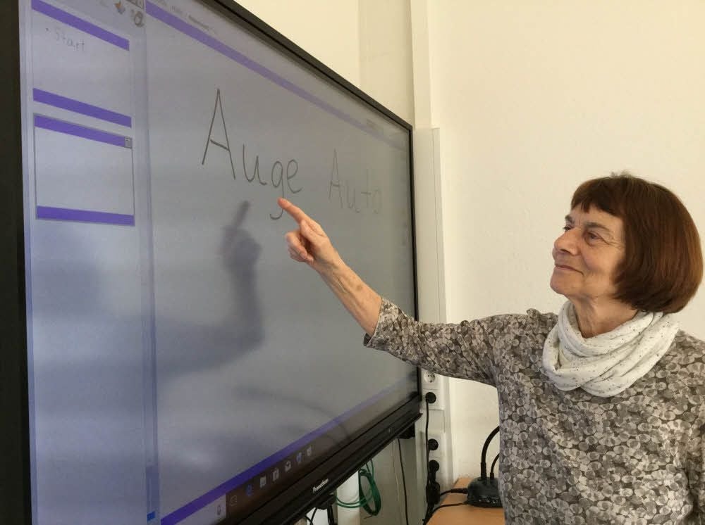 Monika Müller an der interaktiven Tafel in der Volkshochschule, die auch im Lerncafé genutzt wird.