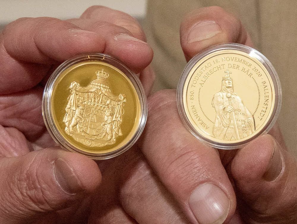 Die Gedenkmedaillen „850. Todesjahr Albrecht der Bär“ gibt es in Gold und Silber.
