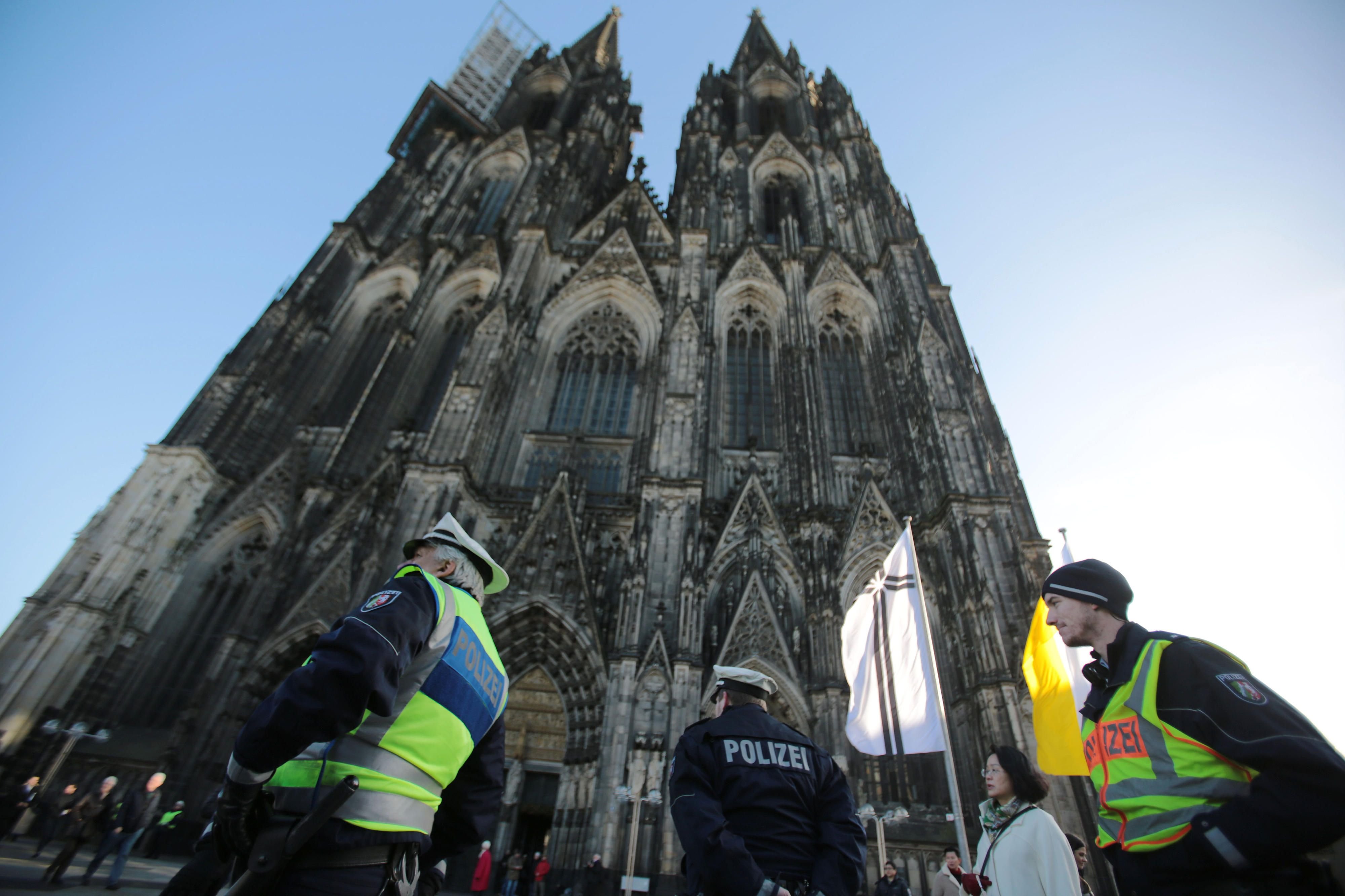 Polizisten vor dem Kölner Dom.