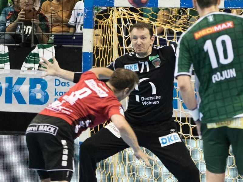 Hüttenbergs Daniel Wernig (L) scheitert mit einem Siebenmeter an Füchse Torwart Stochl (M). Foto: Jörg Carstensen