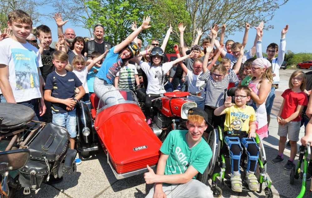 Großes Hallo: Die Dessauer Biker sind in die Körperbehindertenschule gekommen.