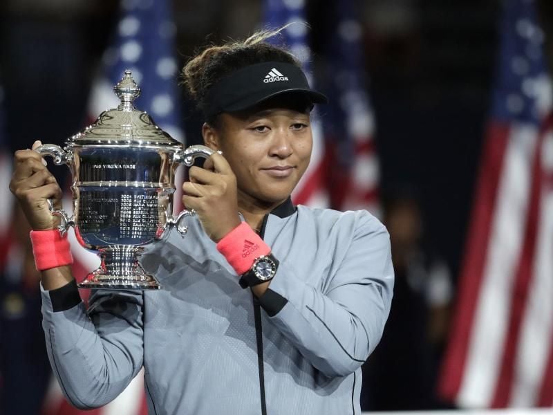Naomi Osaka mit dem Siegerpokal. Foto: Julio Cortez/AP