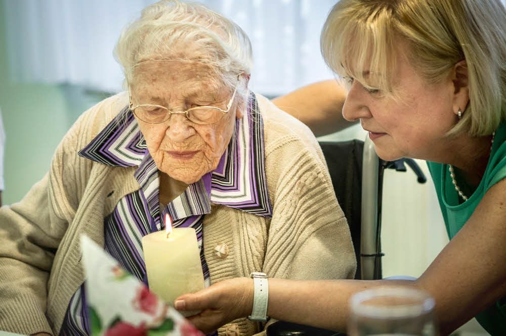 105 Geburtstagskerzen musste Hilda Wessel nicht auspusten, aber Heimleierin Ingrid Horn hielt symbolisch zumindest eine Kerze hin.