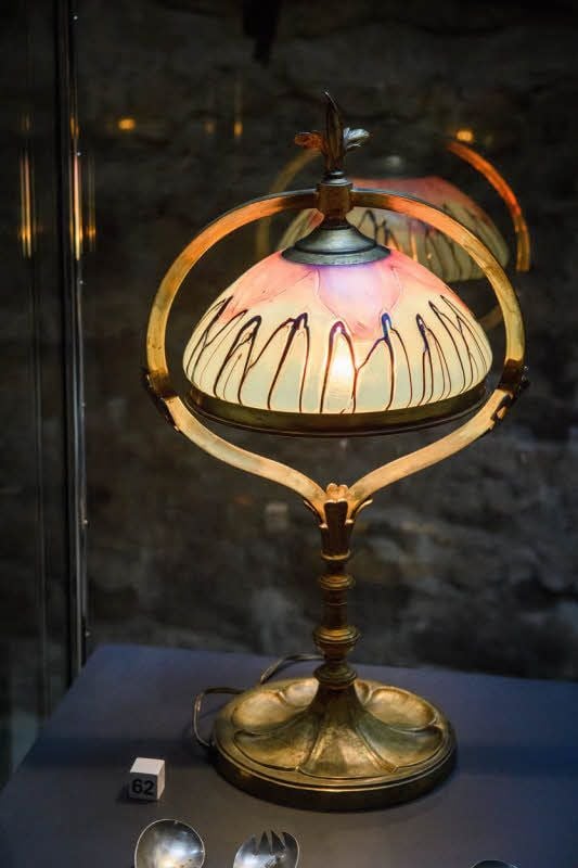 Tischlampe aus Glas nebst Metallmontur, Bronze, vergoldet.