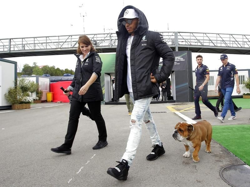 Lewis Hamilton bringt seinen Hund Roscoe mit zur Formel-1-Medienrunde am Circuit de Catalunya in Barcelona. Foto: Manu Fernandez