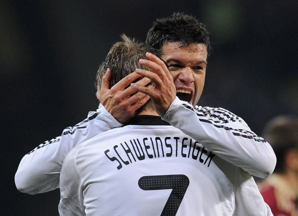Michael Ballack und Bastian Schweinsteiger jubeln gemeinsam bei einem Länderspiel im Jahr 2009.