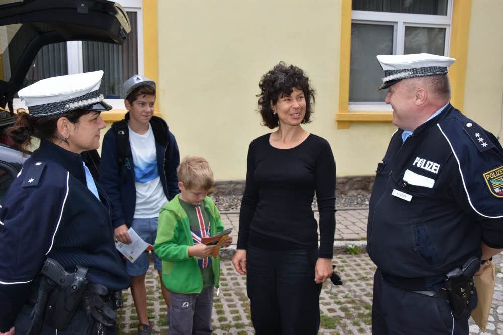 Rolf Kliefoth und Eva-Maria Sobert zeichnen Mutti Sandra Kappe als vorbildliche Fahrerin für Söhne Bruno (h.) und Vitus aus.