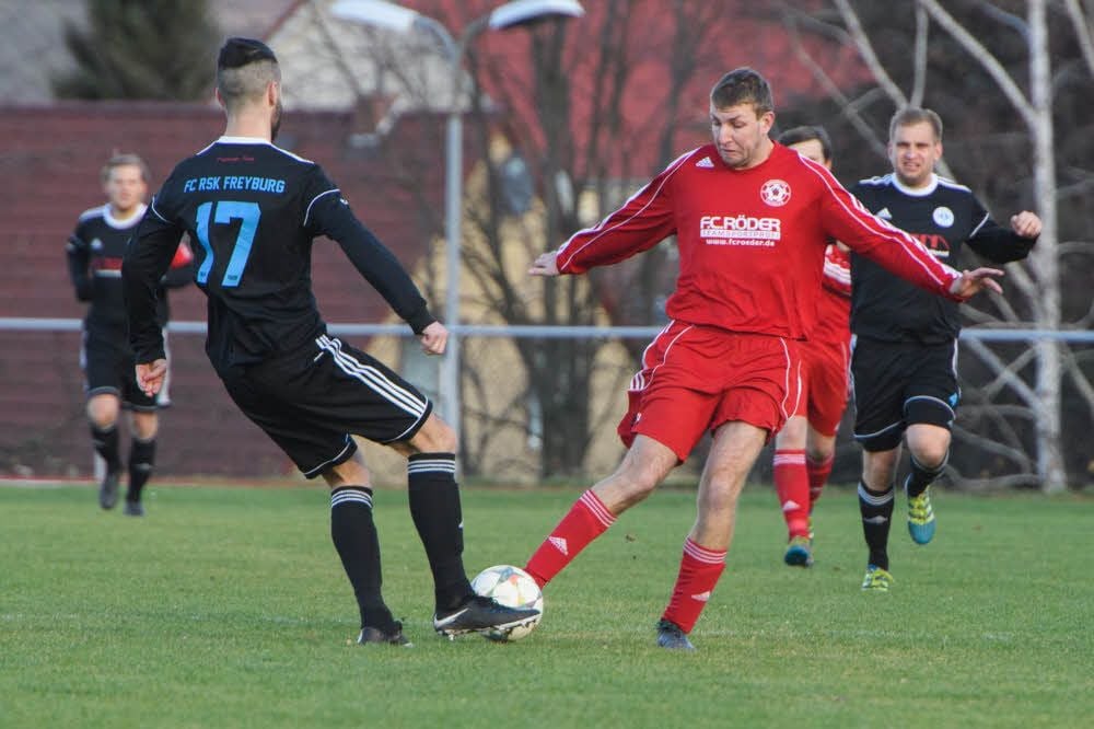 In der Hinrunde der Landesklasse, Staffel 7, hatte der FC RSK Freyburg das Unstrut-Derby in Laucha mit 2:0 gewonnen. Das Führungstor erzielte damals Max Schirner (Nummer 17), hier mit BSC-Akteur Alexander Saal.