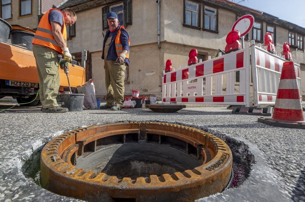 Auf der Ortsdurchfahrt der B185 in Ermsleben tauscht der Zweckverband Ostharz die Kanaldeckel aus.