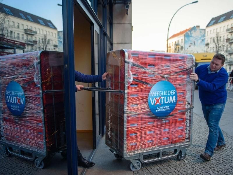 Am Samstagnachmittag traf der Lastwagen mit den Abstimmungsbriefen am Willy-Brandt-Haus in Berlin ein. Foto: Gregor Fischer