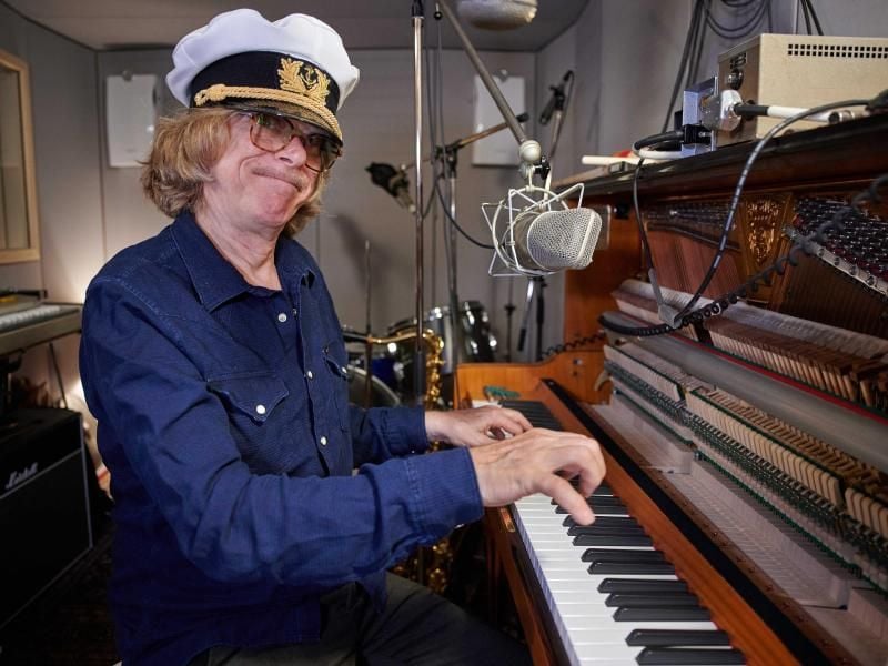 Der Musiker und Komiker Helge Schneider in seinem Studio am Klavier. Foto: Bernd Thissen/dpa