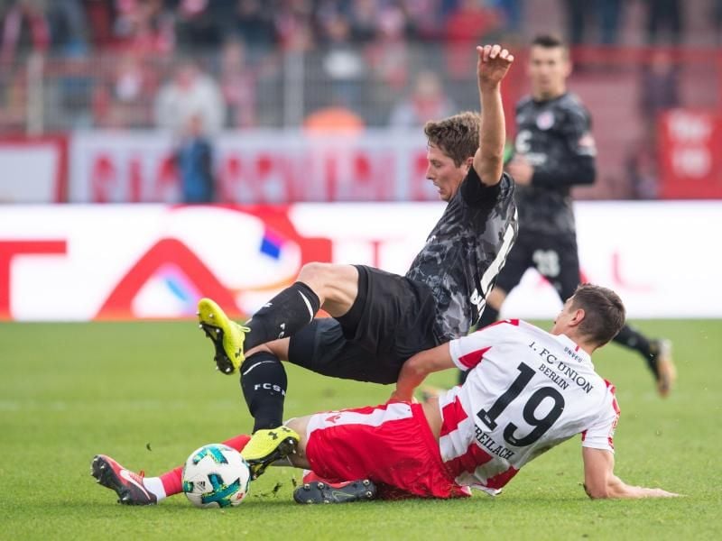 Daniel Buballa (links) im Duell mit Unions Damir Kreilach. Foto: Annegret Hilse