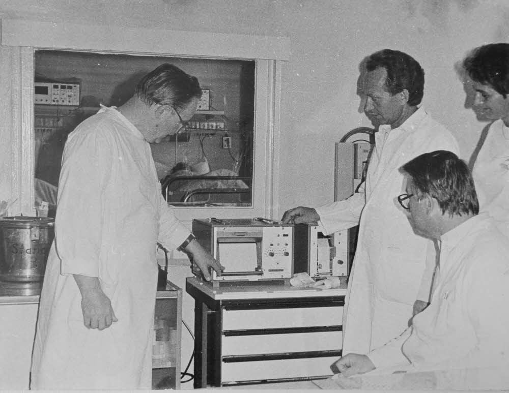Der damalige ärztliche Direktor Klaus Magyar (2. von links) eröffnete 1988 die neue Intensivstation (links: der damalige Chefarzt Chirurgie Lothar Deml).