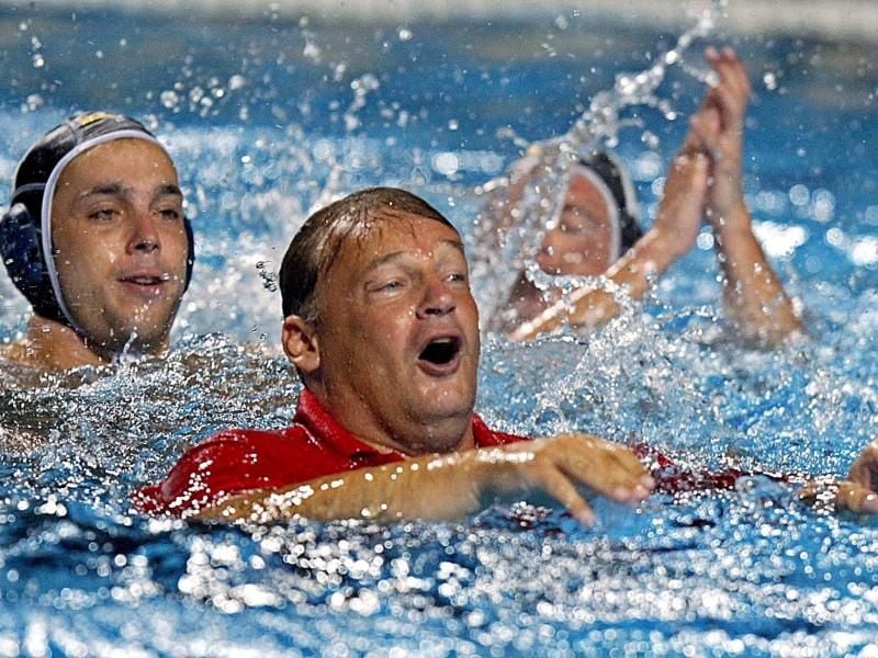 Wird am 12. Juni 60: Bundestrainer Hagen Stamm jubelt mit seinen Spielern nach einem Sieg im Wasser. Foto: epa Koca Sulejmanovic/epa/dpa