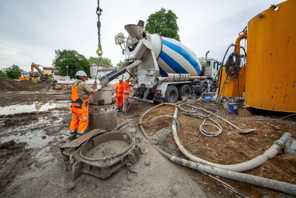 Mit Bohrpfählen, gefüllt mit Beton, wird die Baugrube für das Regenüberlaufbecken aufwendig gesichert.