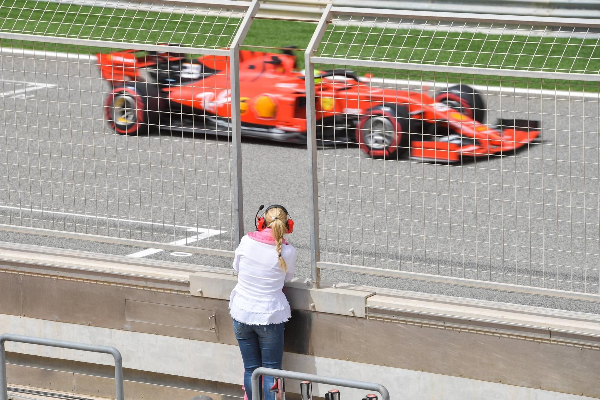 Mutter Corinna sieht Sohn Mick Schumacher bei dessen ersten Formel-1-Testfahrten im Ferrari zu.
