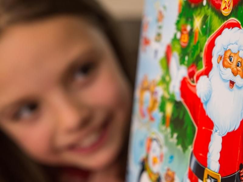 Viele Adventskalender sind heute voller Spielzeug - und schießen damit übers Ziel hinaus. Foto: Patrick Pleul