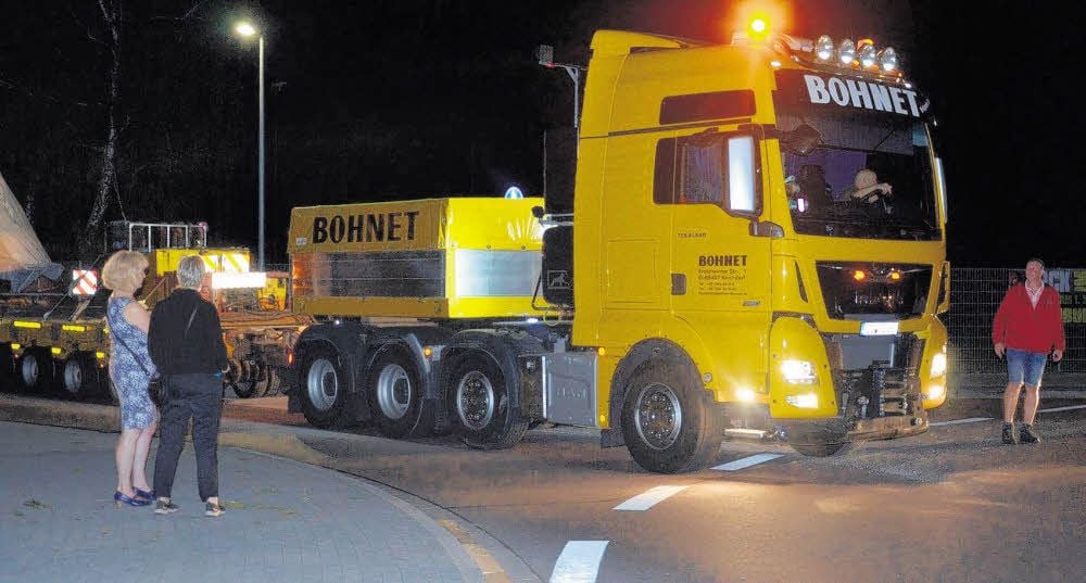 Zentimeter für Zentimeter schiebt sich der fast 400 Tonnen schwere und 56 Meter lange Koloss in den Kreisverkehr in Peißen.
