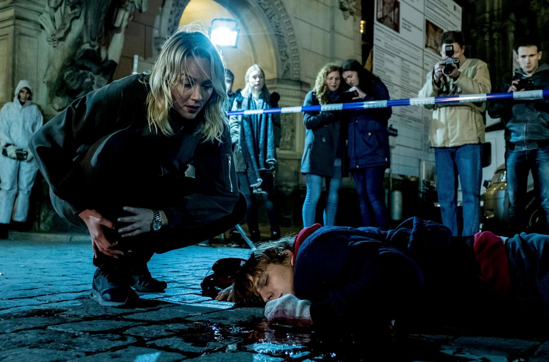 Tatort am 11.06.2017 im der ARD um 20.15 Uhr "Level X": Ermittlerin Heni Sieland (li, Alwara Höfels) betrachtet Simsons (re, Merlin Rose) Leiche