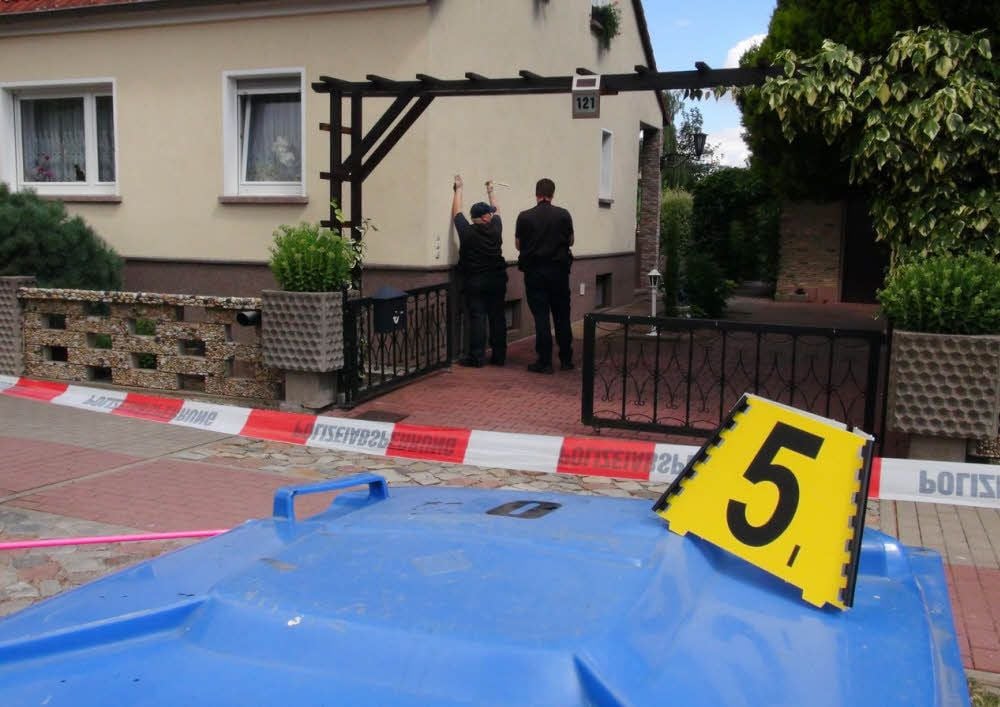 Polizisten untersuchen am Morgen nach dem SEK-Einsatz den Tatort in Groß Rosenburg.