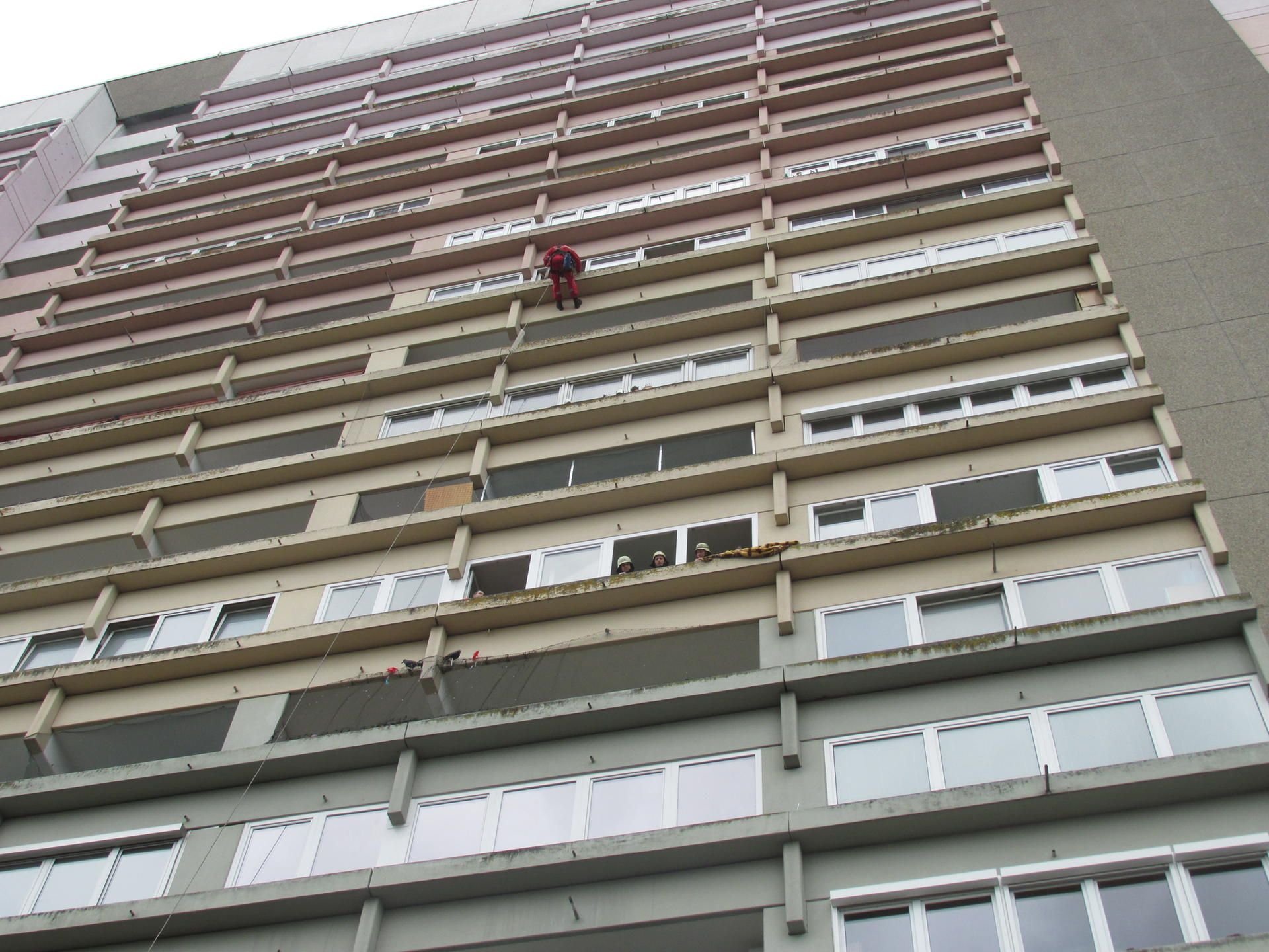 Die Höhenrettung in Augsburg im Einsatz, nachdem ein Junge seinen Vater ausgesperrt hatte.