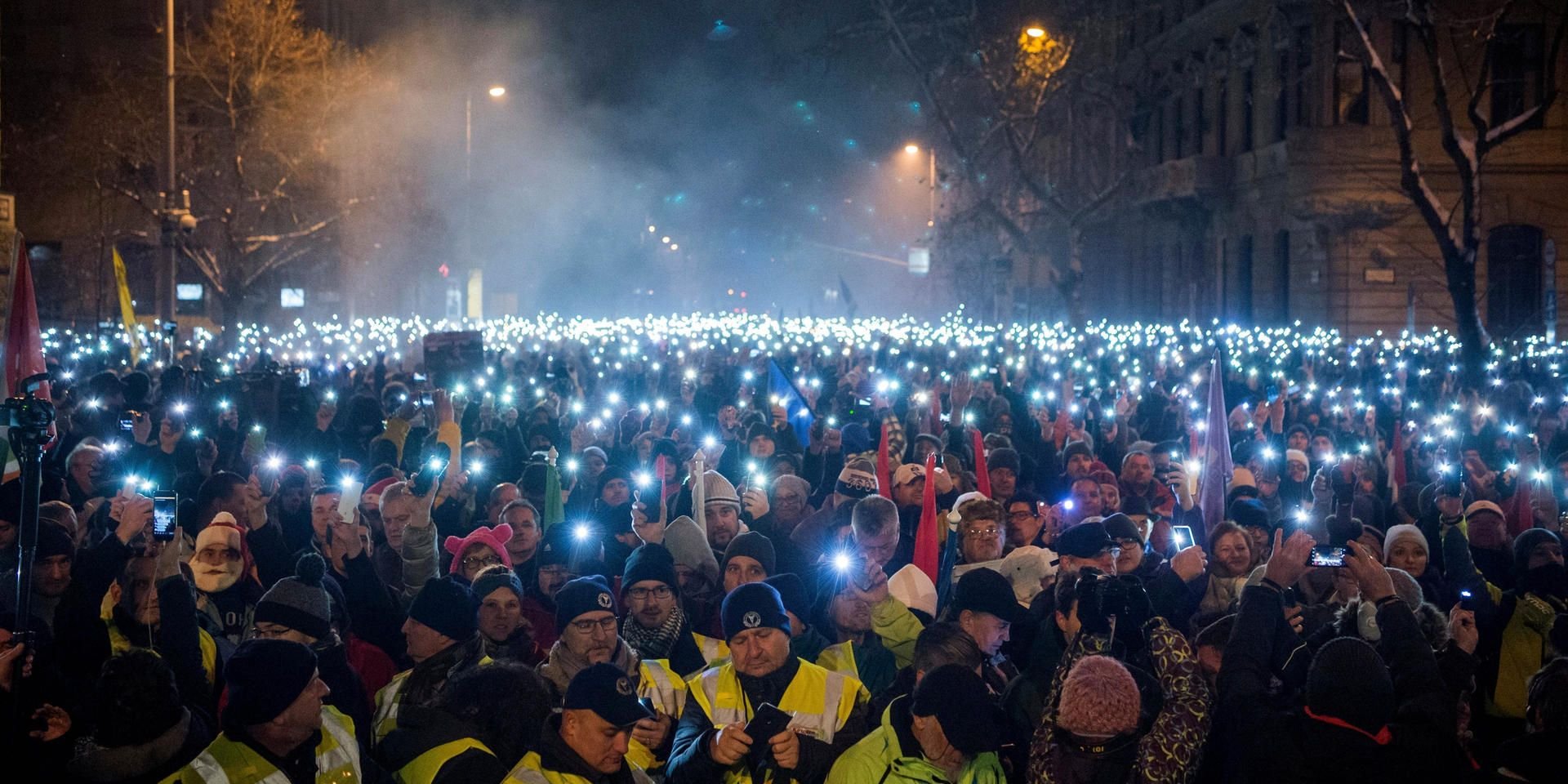 Teilnehmer einer Demonstration in Budapest während eines Protests gegen die Regierung des rechtsnationalen Ministerpräsidenten Orban
