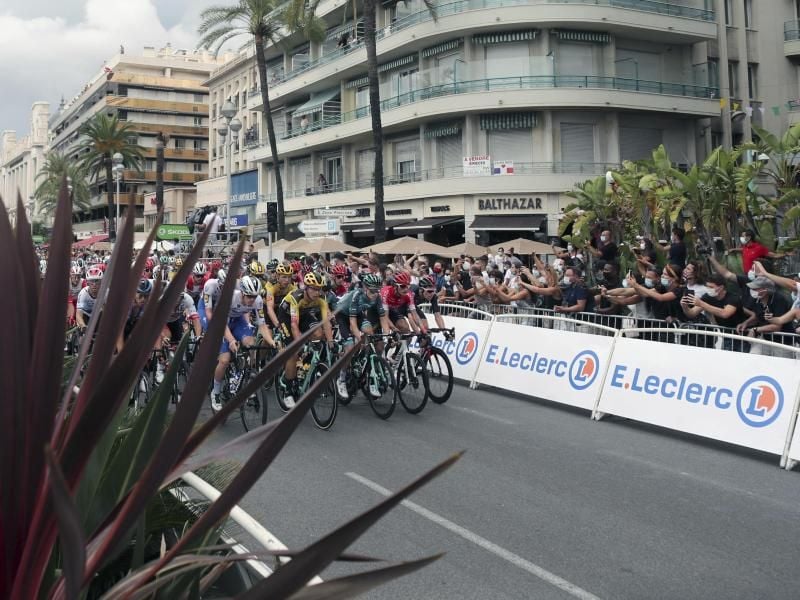Die Tour de France 2020 versucht Abstand zu halten. Foto: Thibault Camus/AP/dpa
