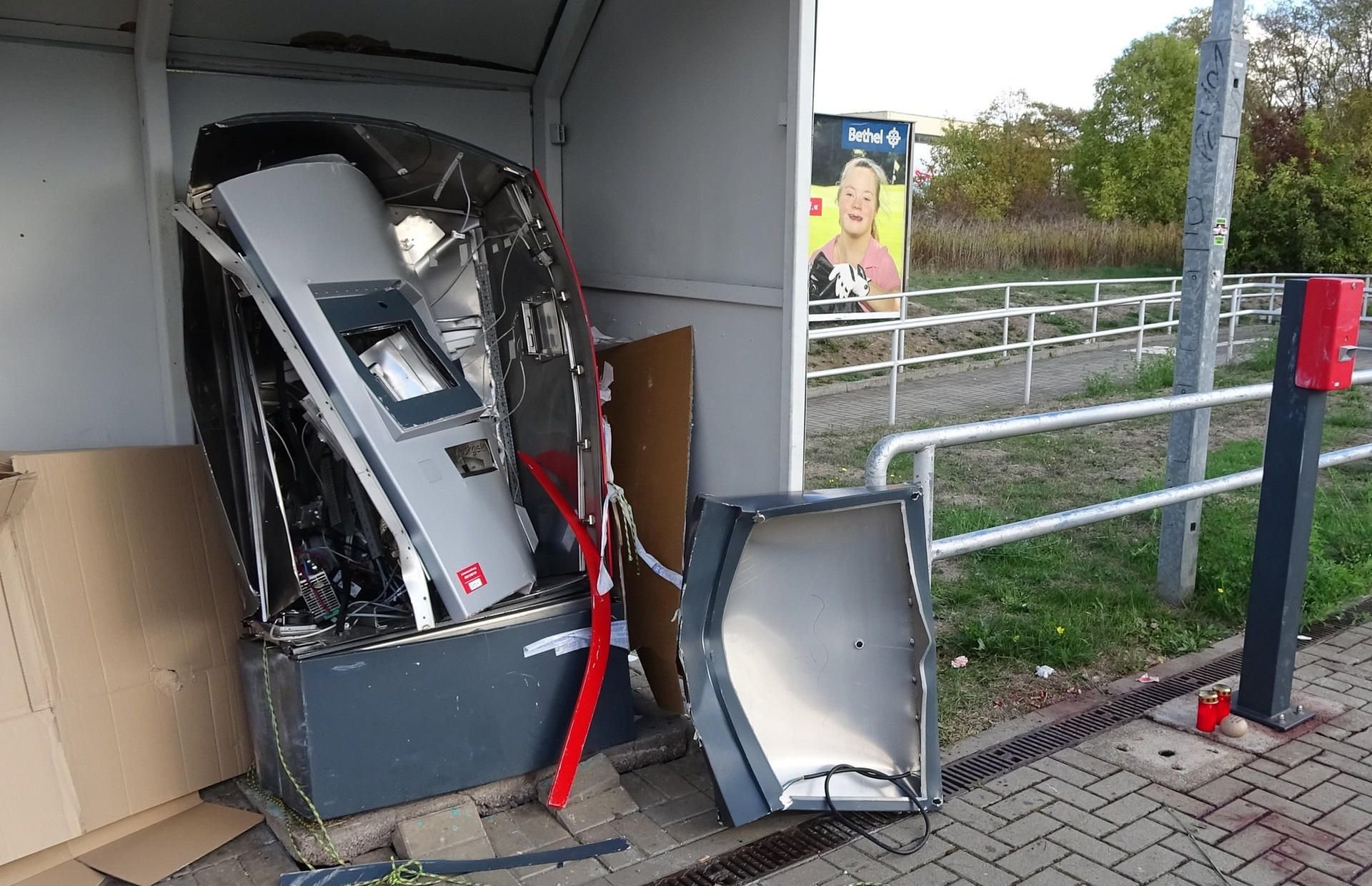 Der gesprengte Fahrkartenautomat in Halle (Saale) am Bahnsteig 2 des Bahnhofs Südstadt.