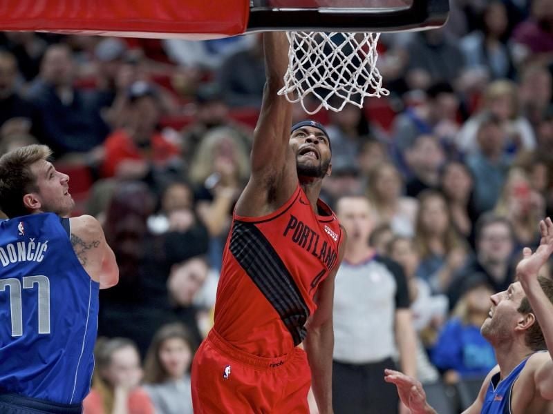 Luka Doncic (l) und Dirk Nowitzki (r) können Maurice Harkless nicht vom punkten abhalten. Foto: Craig Mitchelldyer/AP